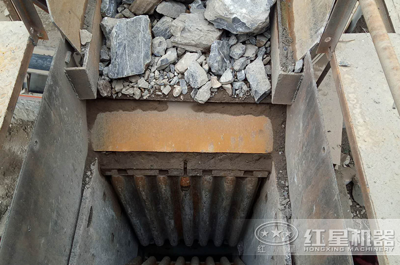 顎式破碎機(jī)的超大進(jìn)料口，可破碎較高硬度的石料