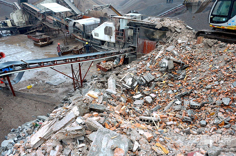 廢棄混凝土移動(dòng)破碎機(jī)生產(chǎn)現(xiàn)場(chǎng)